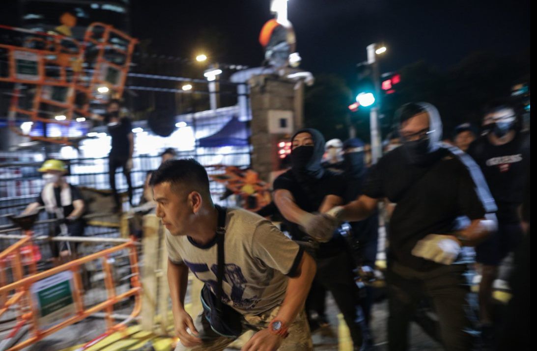 香港黑警扮反送中示威者